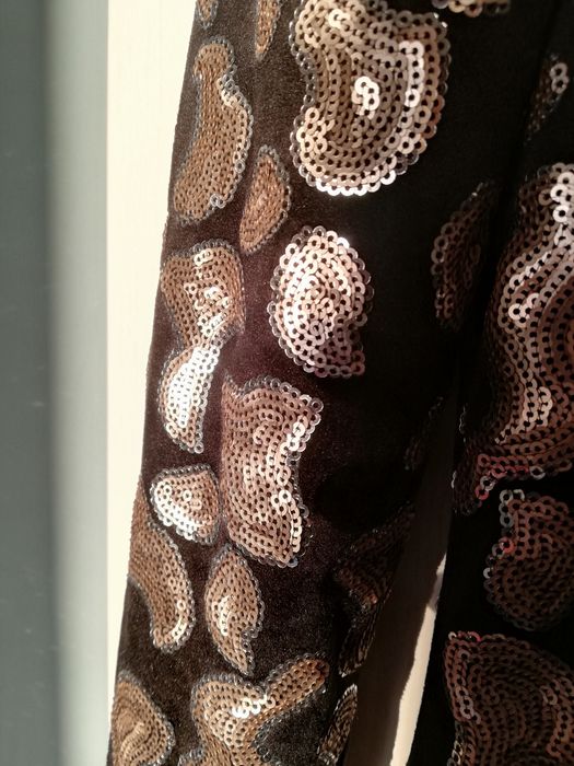 Черна рокля със златисти пайети