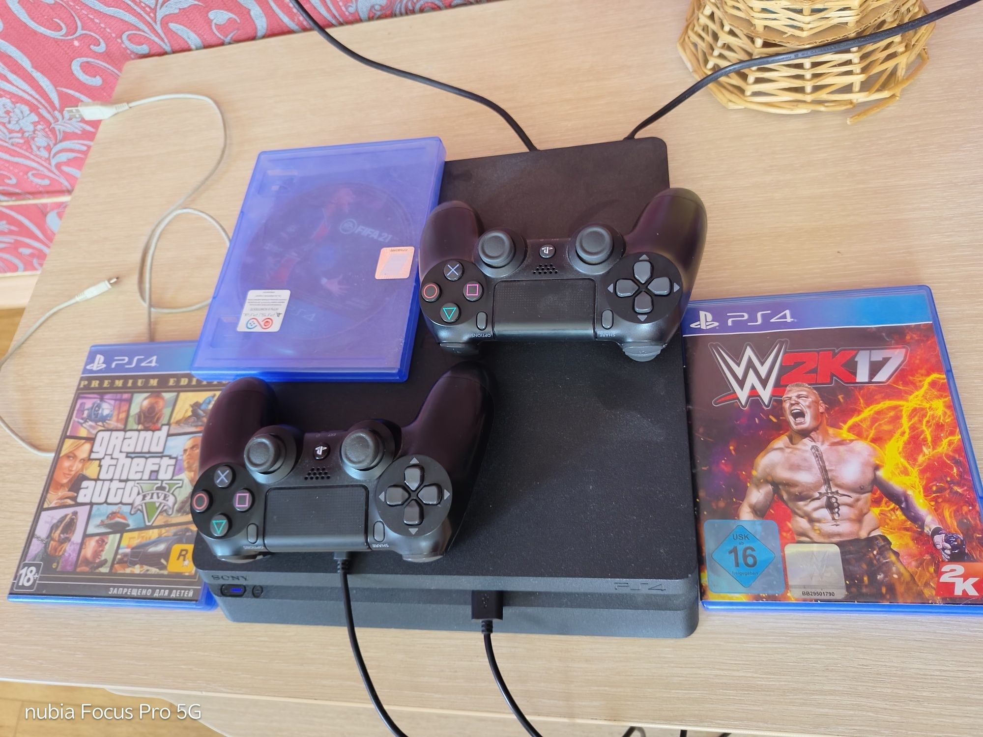 Продам пс4 в отличном состояние почти как новая, есть игры.