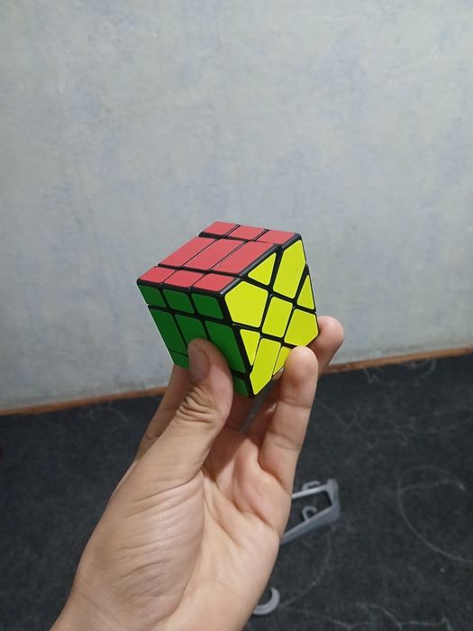 Kubik rubiklar sotiladi