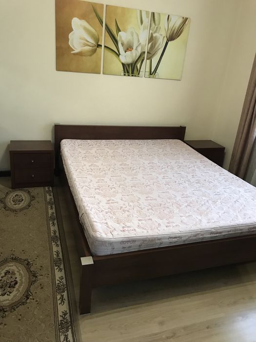 Двуспальная кровать,тумбы при кроватные,комод с зеркалам