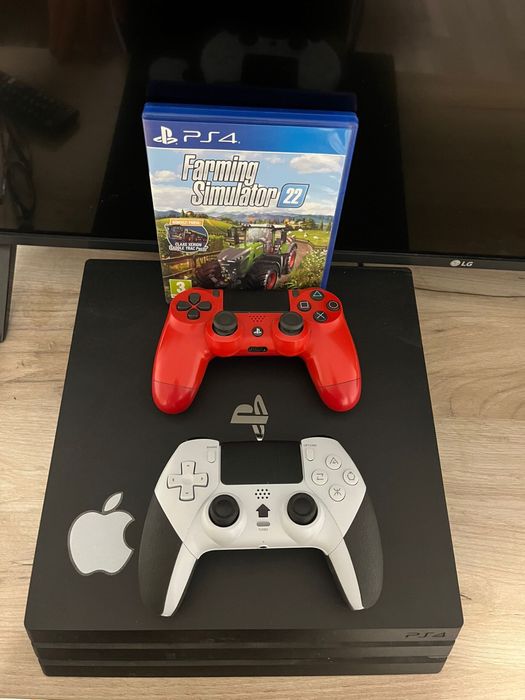 Vand PS4 Pro cu 2 manete si un joc