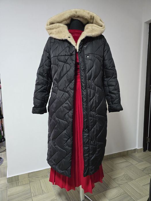 Geaca lunga, guler somptuos din blana , cordon propriu