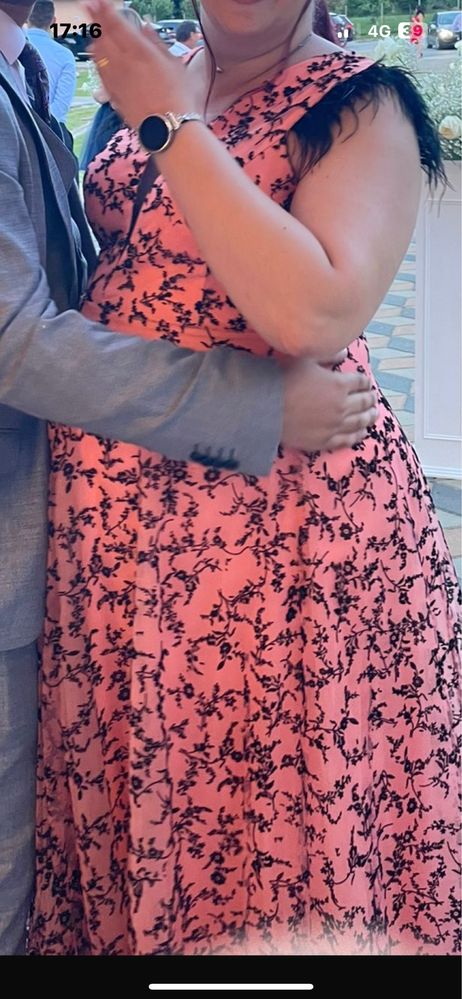 Rochie de ocazie cu pene la umeri