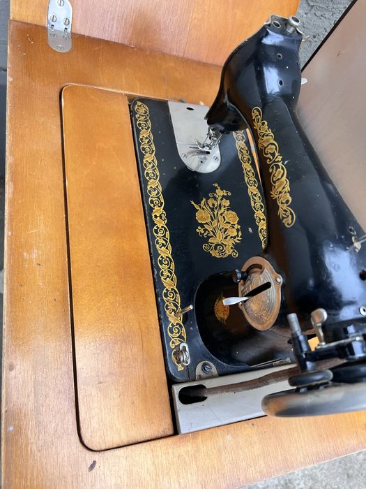 Машина швейная на тумбе