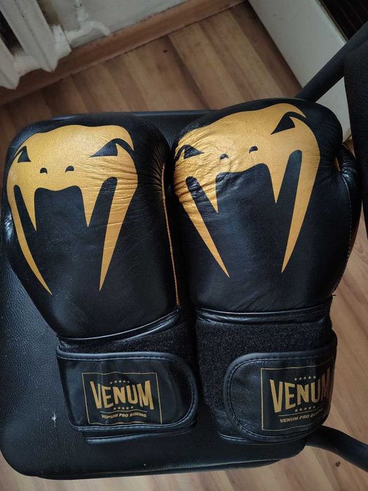 Боксерские перчатки Venum