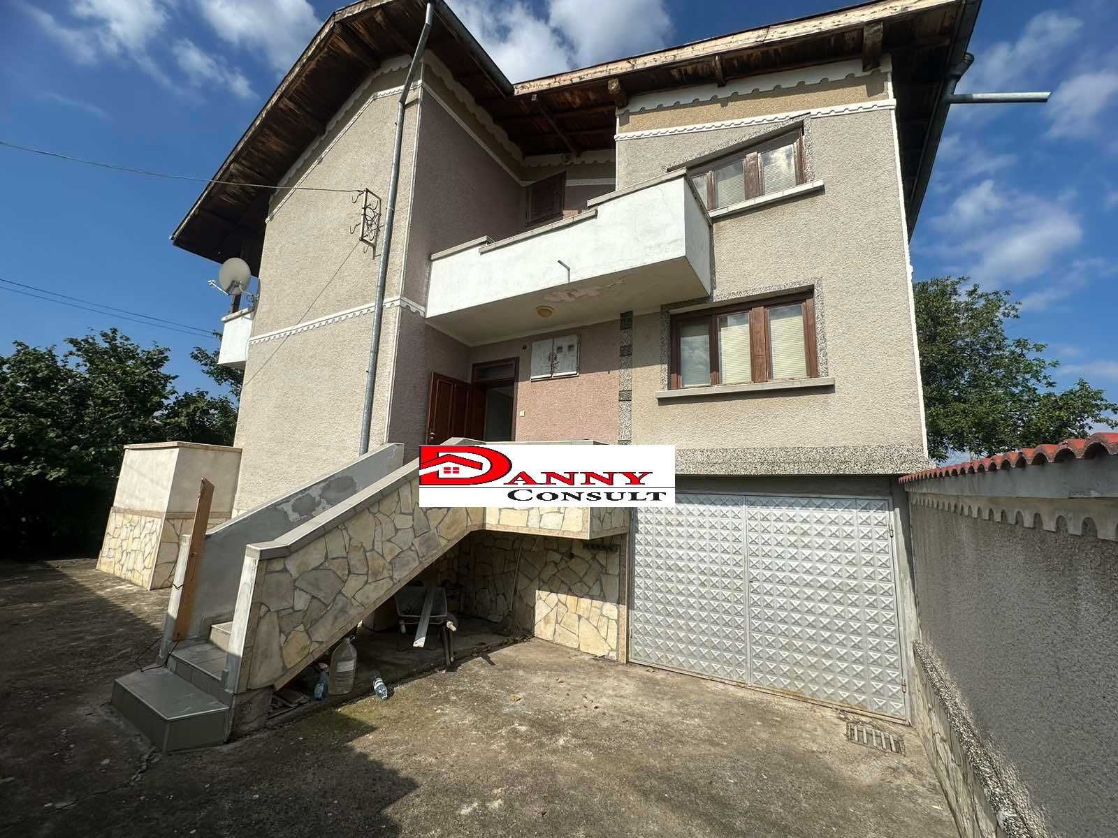 Двуетажна монолитна къща с гараж в с. Куцина