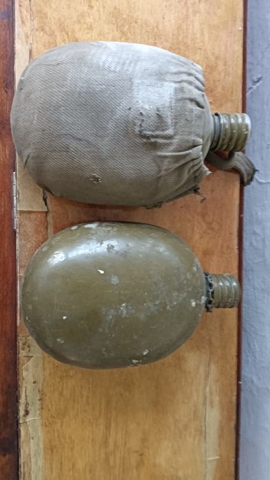 Винтажные военные фляжки.