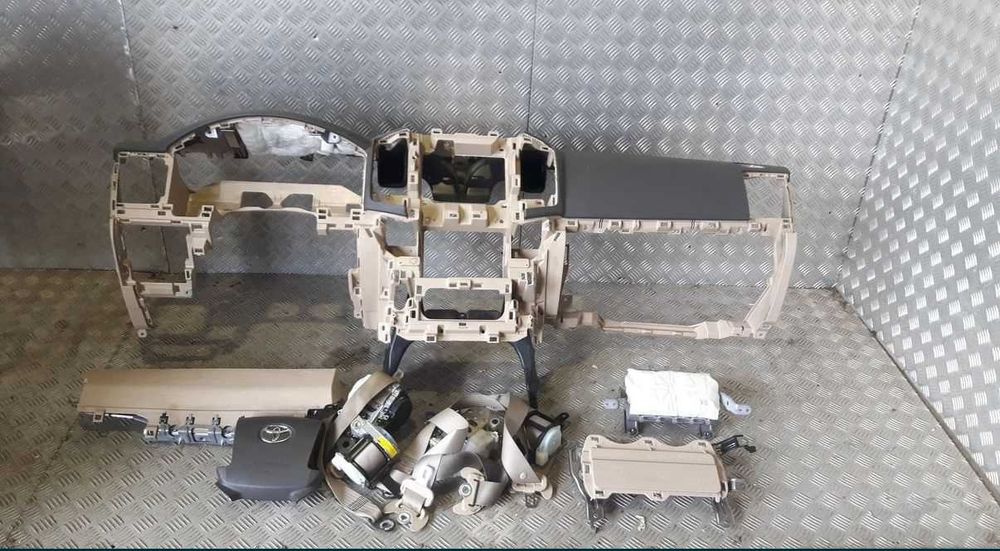 Арматурно табло колани аирбеги airbag Toyota Land Cruiser 200