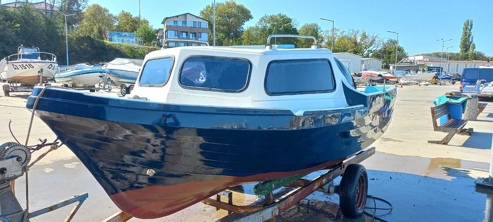 Лодка Кормуран с двигател