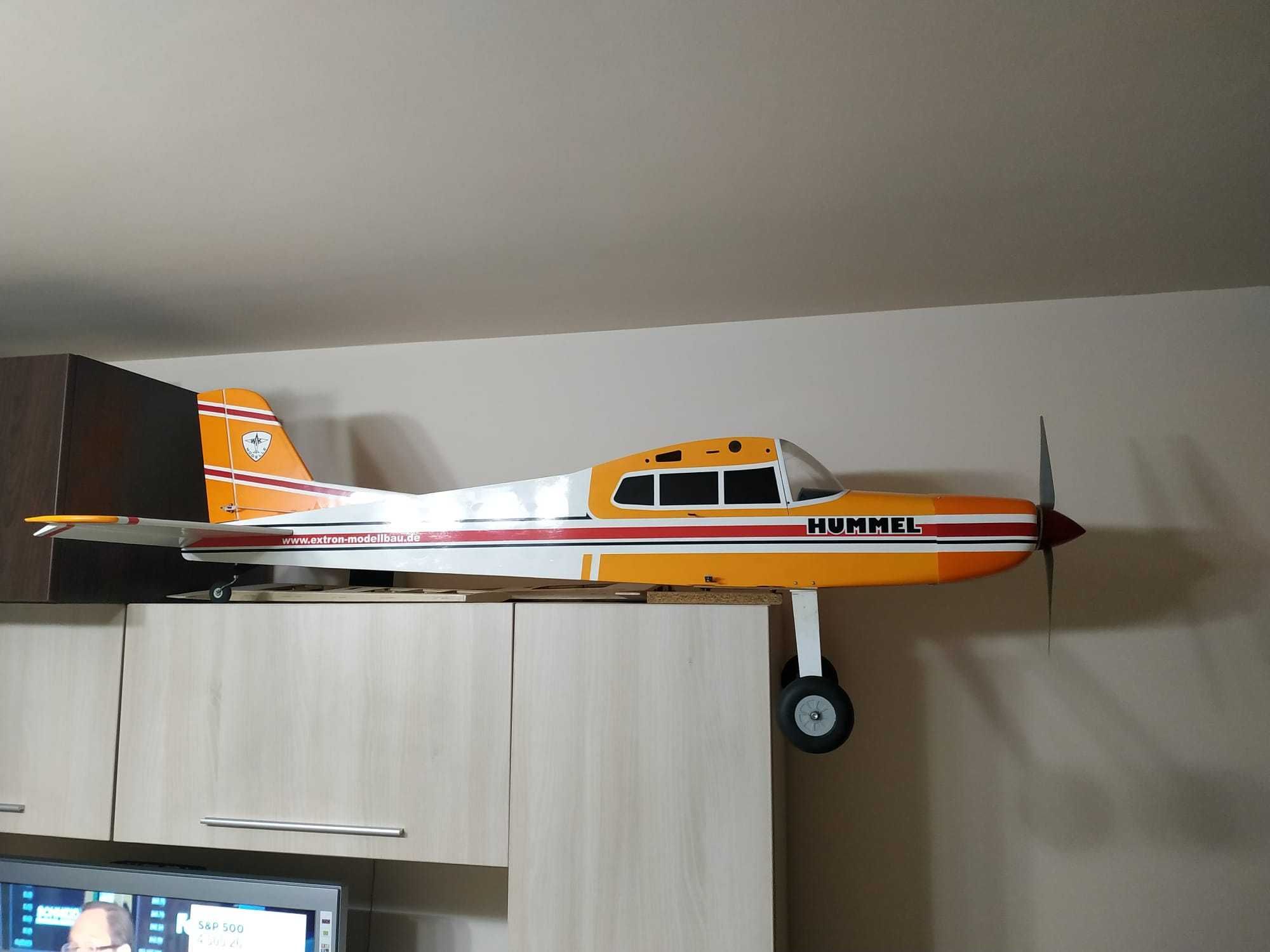 Avion aeromodel Extron Hummel