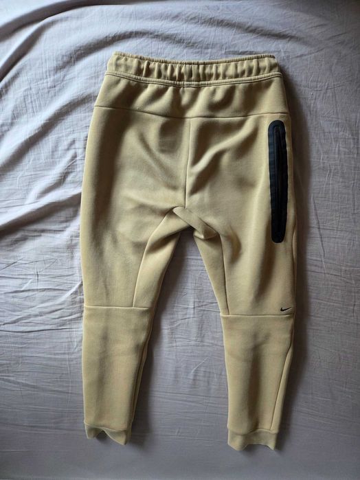 Продавам оригинален nike tech fleece + подарък блуза и чорапи