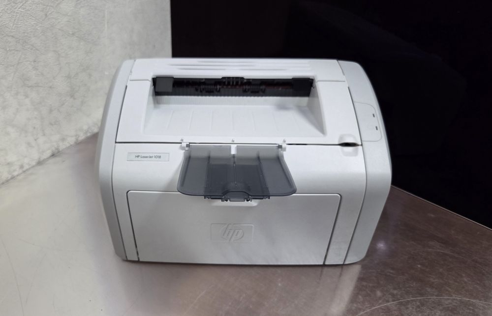 Продаю черно-белый лазерный принтер HP 1018