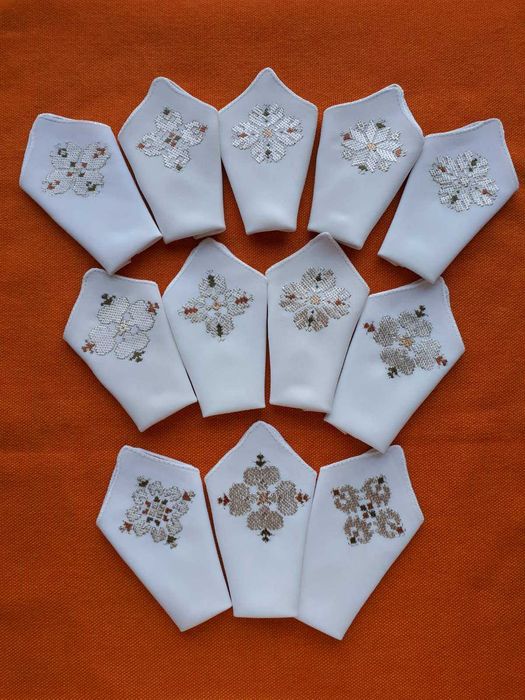 Ръчно бродирани копринени кърпички-български мотиви 4 вида,и с дантела
