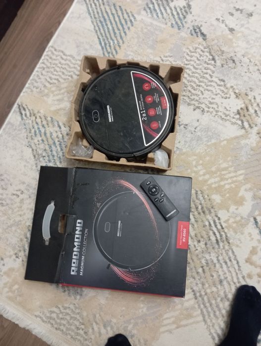 Робот пылесос на пульту