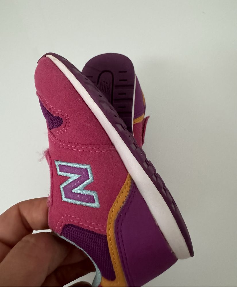 Adidasi New Balance, marimea 23,5 cm