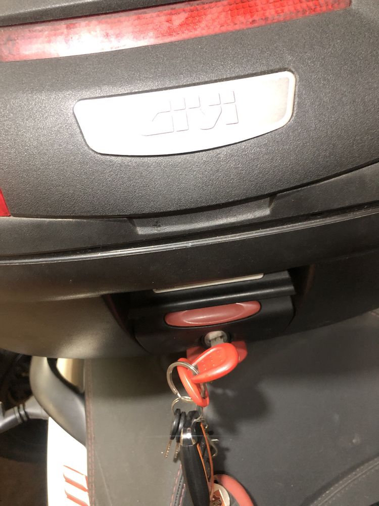 Topcase piaggio mp3 /yourban /hpe complet cu 2 chei