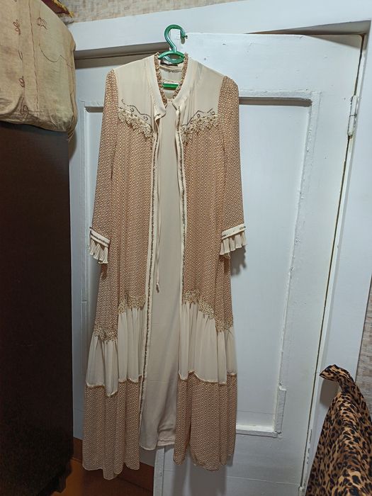 Продаются платья. Куйлаклар сотилади.