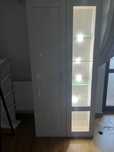 Vitrină elegantă cu LED - 8 rafturi (sticlă + lemn) - Stare impecabilă