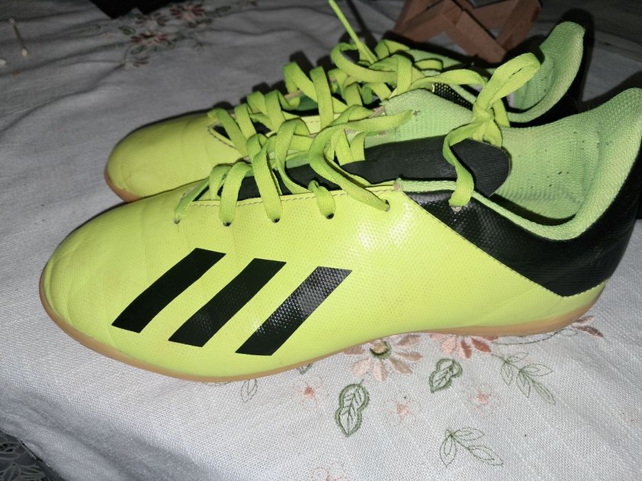 Спортно обувки са зала/салон на ADIDAS