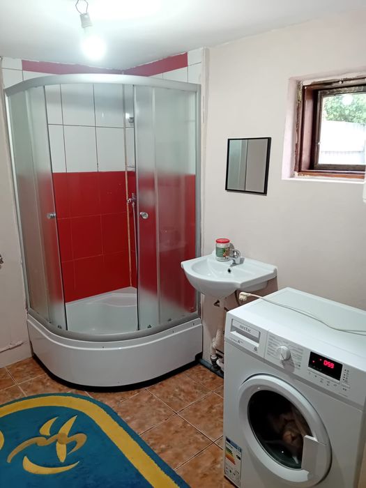 inchiriez garsoniera la curte