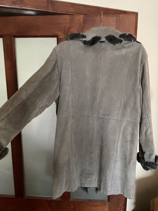 Jachetā din piele întoarsā