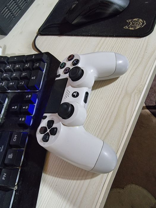 Playstation 4 pro, ps4, 2 joystickuri, multiple jocuri, cabluri, etc.