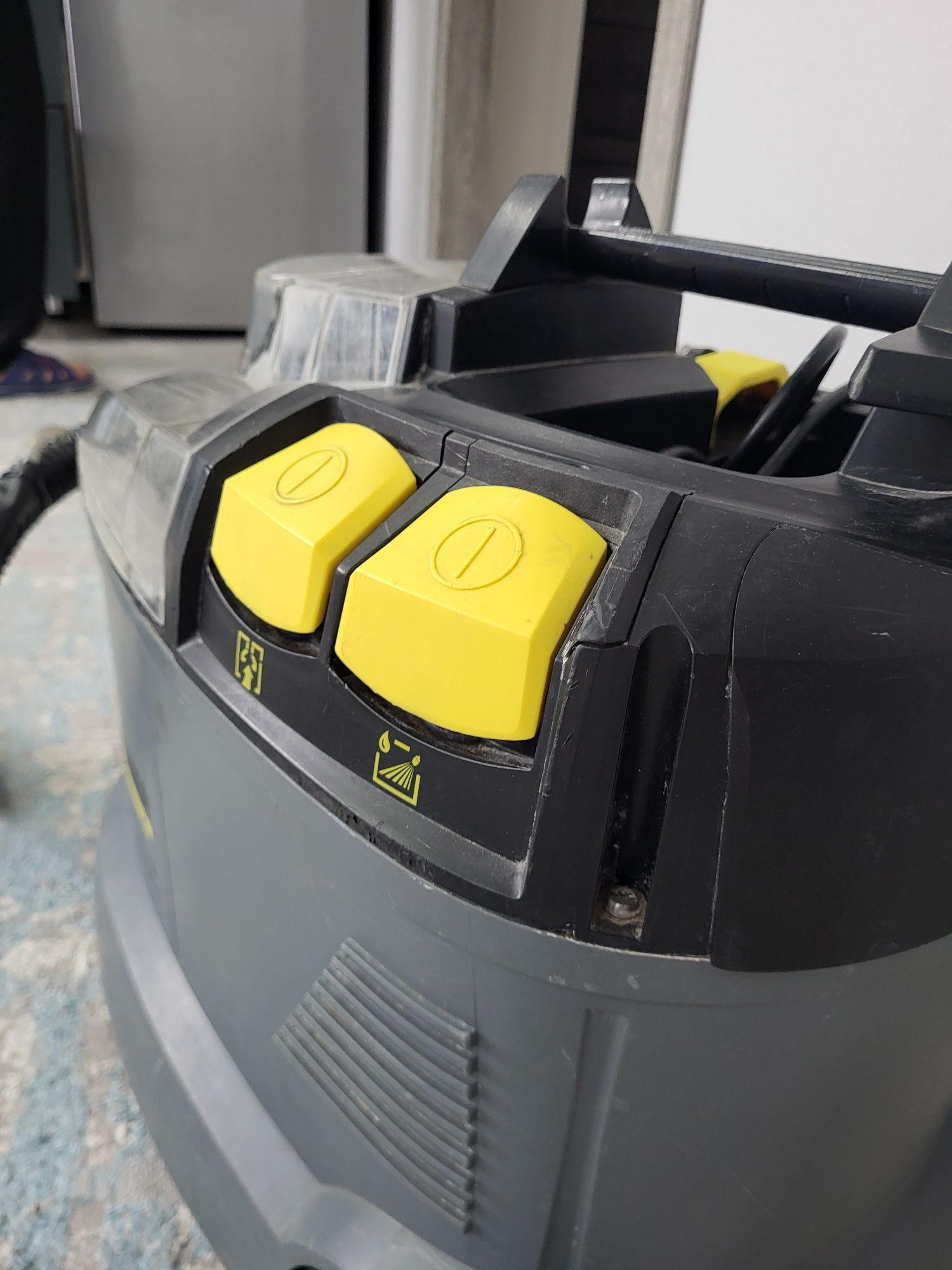 Karcher Puzzi 8/1c моющий пылесос