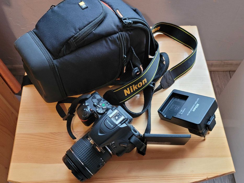 Продавам DSLR фотоапарат Nikon D5600 с обектив и аксесоари