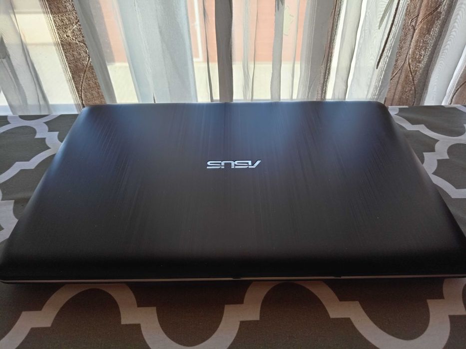 Vand Asus Vivobook. Bateria tine 3-4 ore.