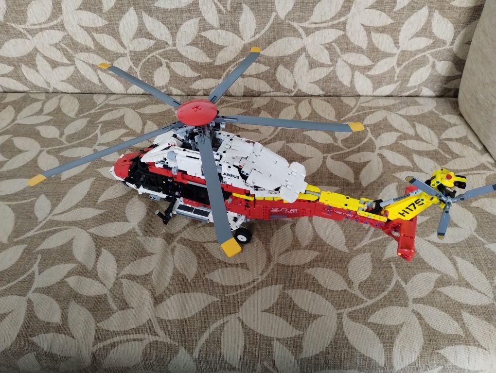 Конструктор technic 42145 хеликоптер