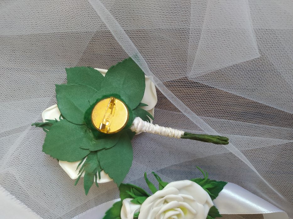Бутоньерки свидетельнице и свидетелю
