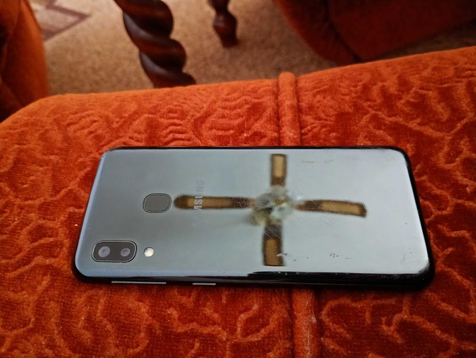 Samsung a20e в супер състояние