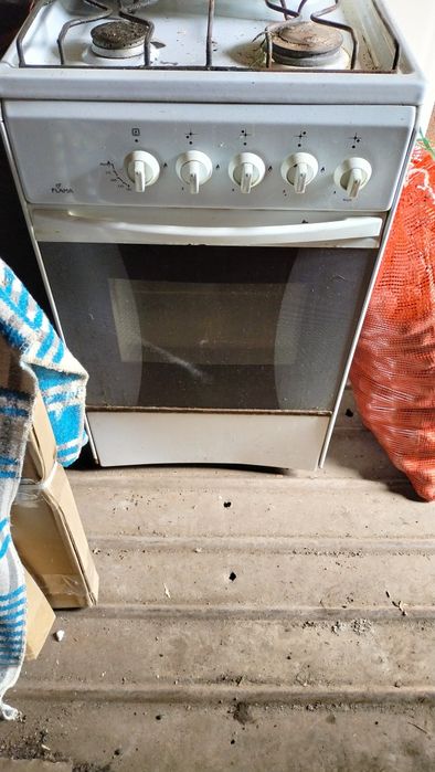 Газ плита , двери , трубы , бочка , зеркала ,