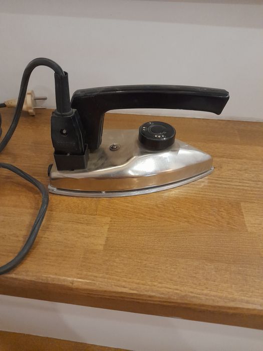 Fier de călcat vechi