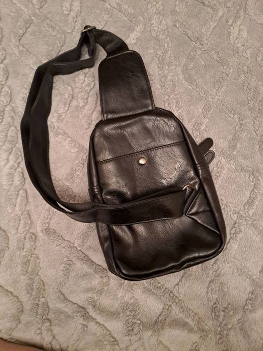 Продаю кожаную барсетку.