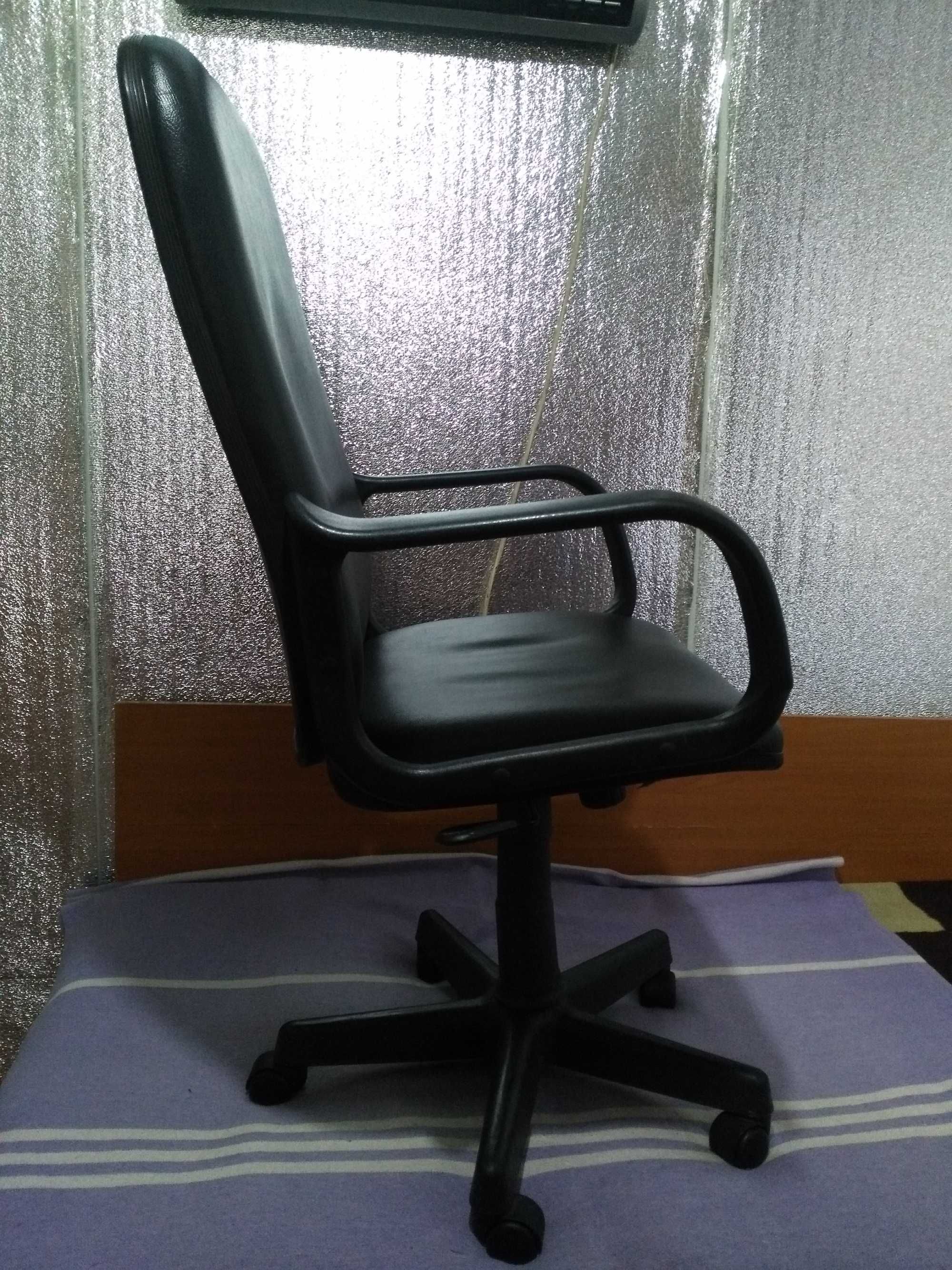 продаю офисные кресла свои домашнии