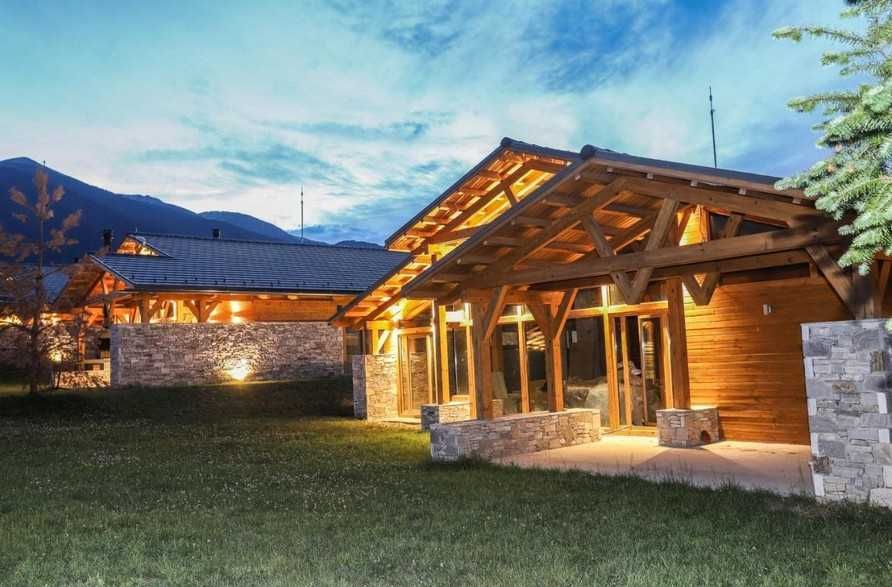 Дава се под наем Къща в Разлог - 270 кв.м за 316.2 € - Снимка #1