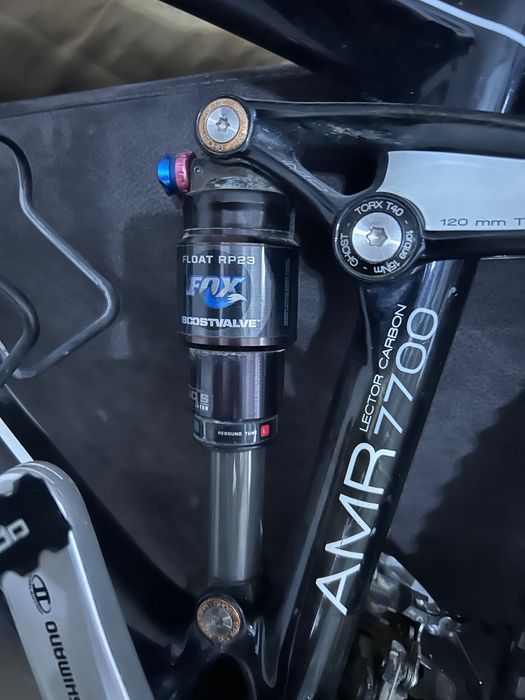 Se vinde mountain bike de carbon