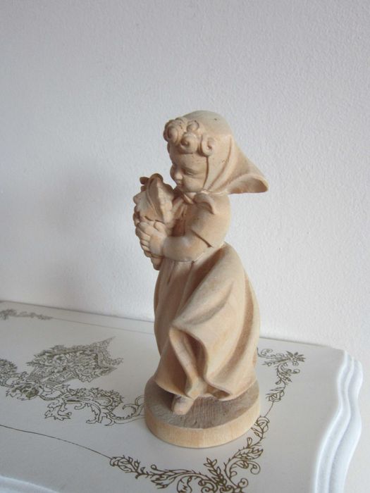 cadou rar Fetita harnica cu struguri handmade lemn 1970 Tirol Alpi