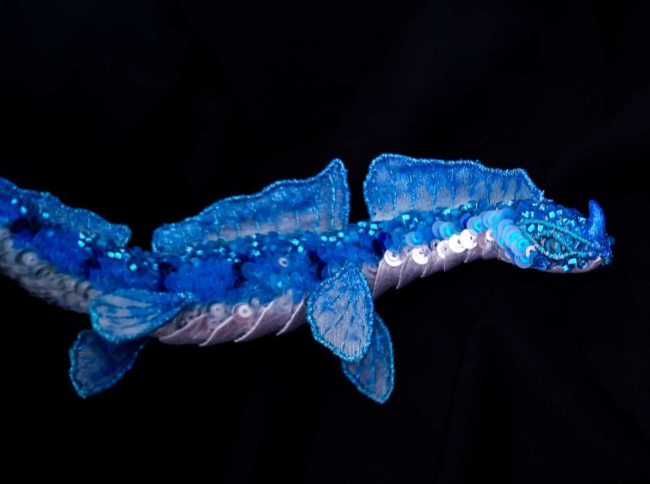 Триизмерна, ръчно изработена брошка с лазурен морски дракон