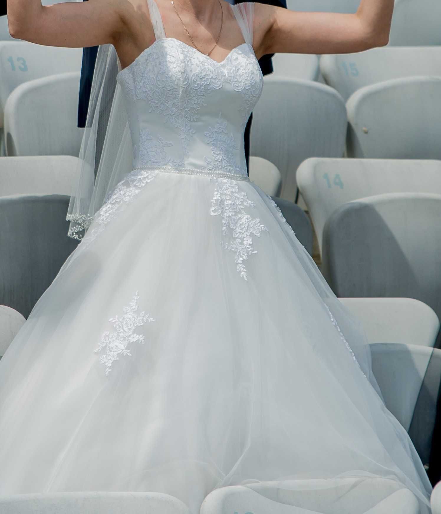 ,,Vand rochie de mireasa,,