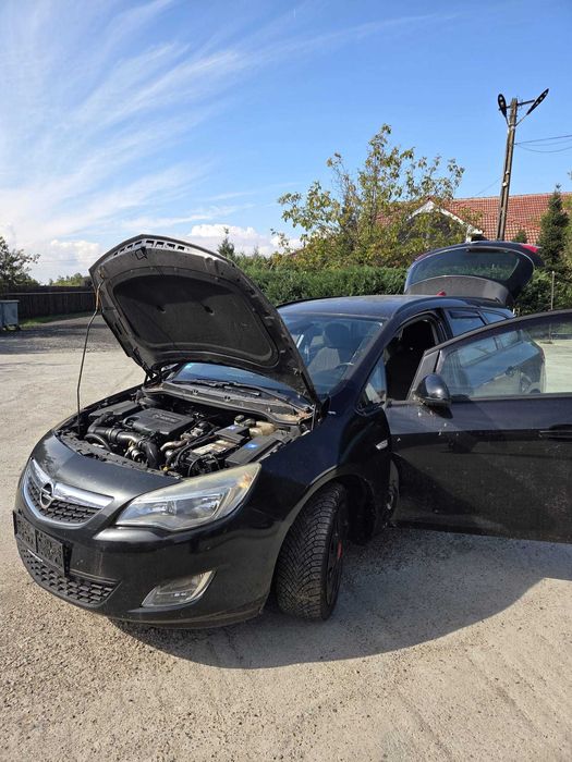 Dezmembrez Opel Astra J