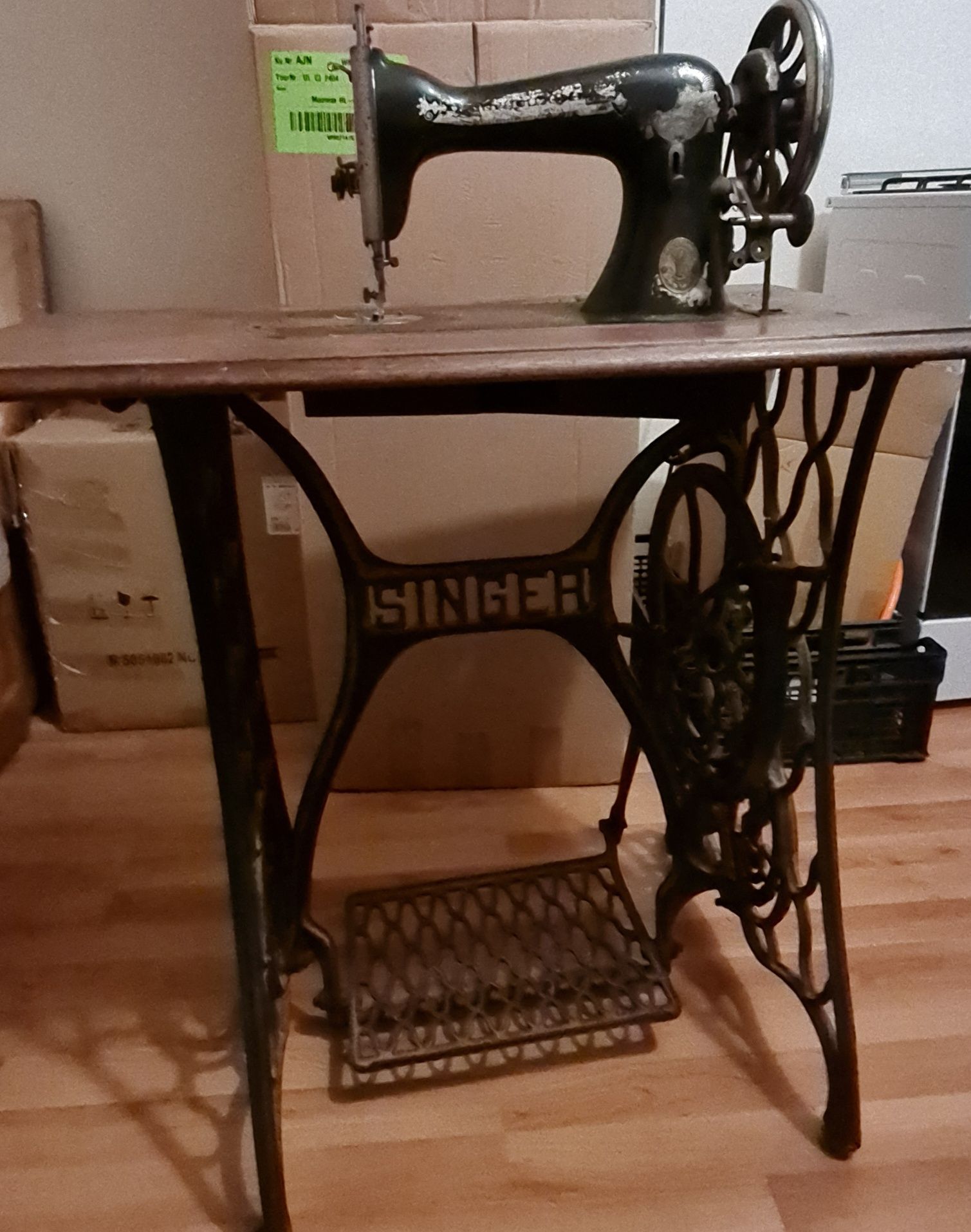 Vând Maşină de cusut Singer vechi,în stare bună de funcționare.