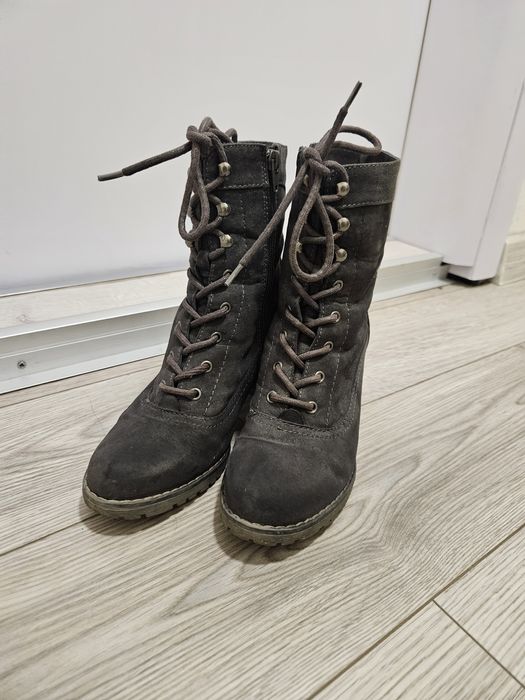 Сиви велурени боти с удобен ток. 37 номер. В добро състояние.