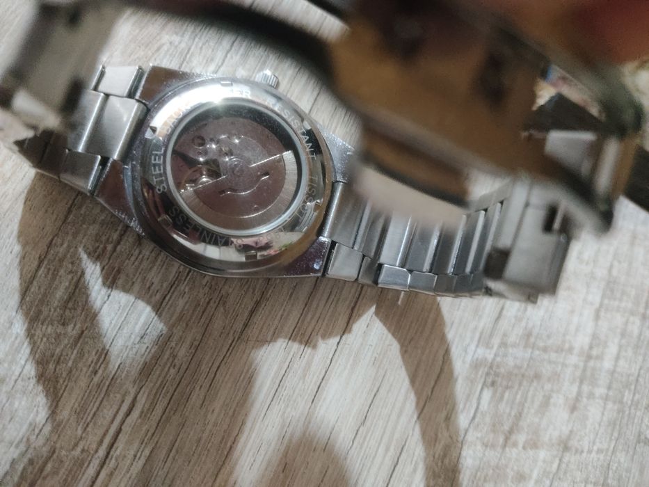 Мужской часик сотилади