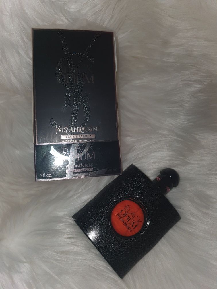 Parfumul Yves Saint Laurent Black Opium