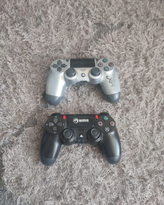 PS4 PRO 1 TB , cu doua manete + statie de incarcare