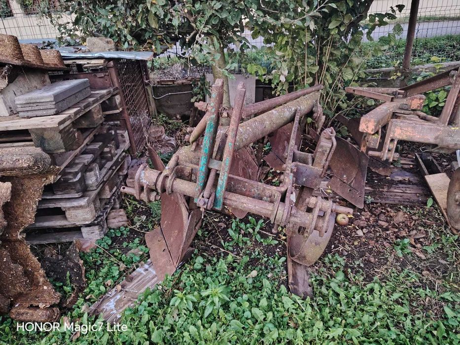 Tractor U650 cu remorca si plug