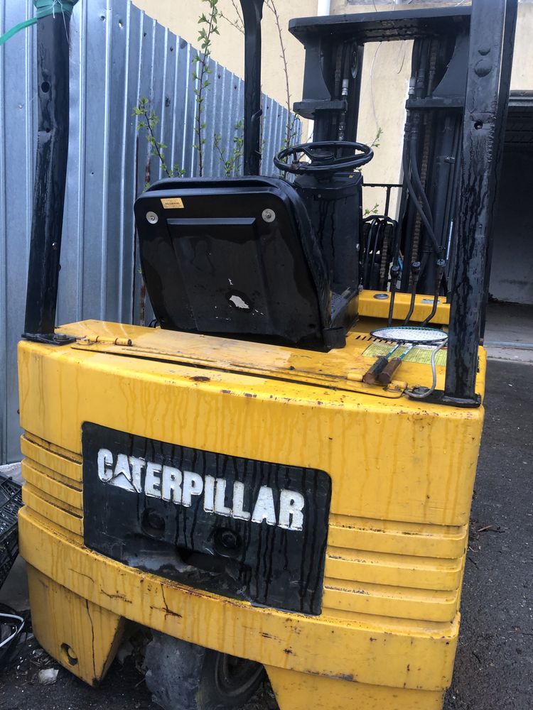 Stivuitor electric caterpillar baterie defecta schimb cu autoturism