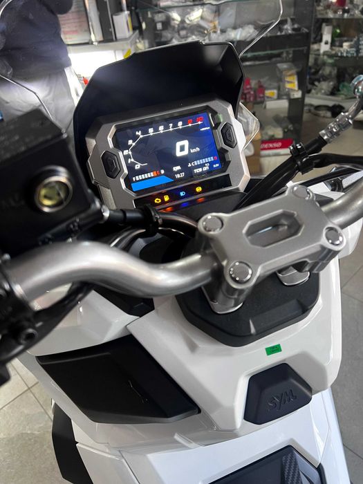 Scuter Sym ADX crossover